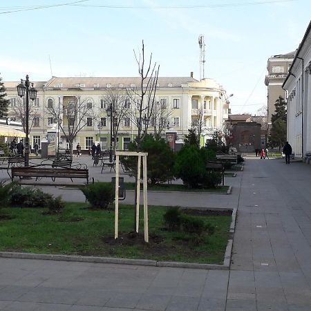 Апартаменты На Проспекте Почтовый 크리보이 로그 외부 사진