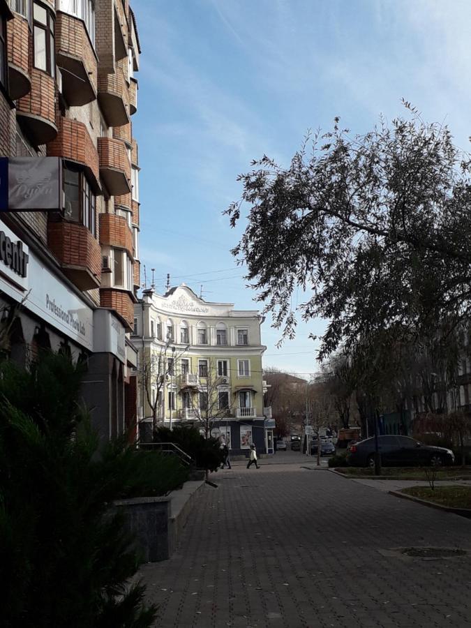Апартаменты На Проспекте Почтовый 크리보이 로그 외부 사진