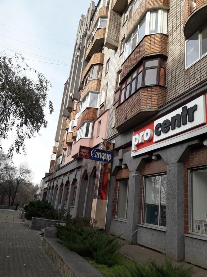 Апартаменты На Проспекте Почтовый 크리보이 로그 외부 사진